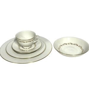 Royal Doulton 'Fairfax' England Retired 5-Piece Place Setting-Exceptional